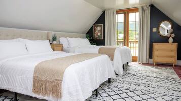 Une chambre avec deux lits, une commode, un miroir et une fenêtre avec des rideaux.