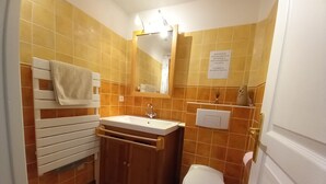 Shower, hair dryer, towels, toilet paper - Apartment 3 minutes' walk from Fournas beach (Saint-Raphaël)