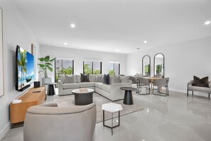 Televisión y oficina 