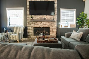 Smart TV, fireplace, ping pong - New Luxury 3-bedroom Cabin in Big Bear Lake with Hot tub,EV Charger,Pool Table (Big Bear Lake)