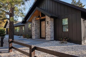 Exterior - New Luxury 3-bedroom Cabin in Big Bear Lake with Hot tub,EV Charger,Pool Table (Big Bear Lake)