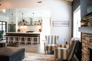 Interior - New Luxury 3-bedroom Cabin in Big Bear Lake with Hot tub,EV Charger,Pool Table (Big Bear Lake)
