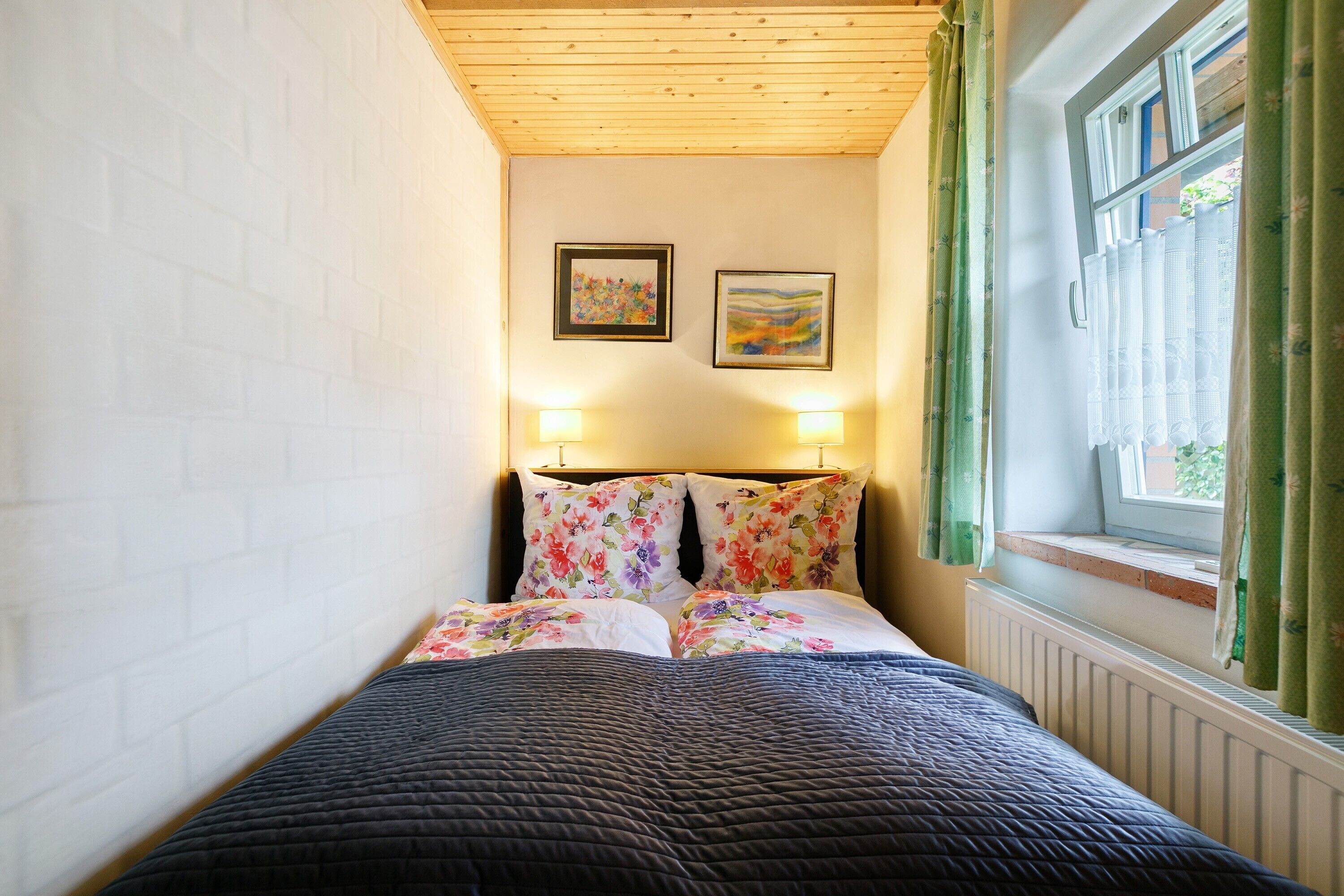 WiFi, bed sheets