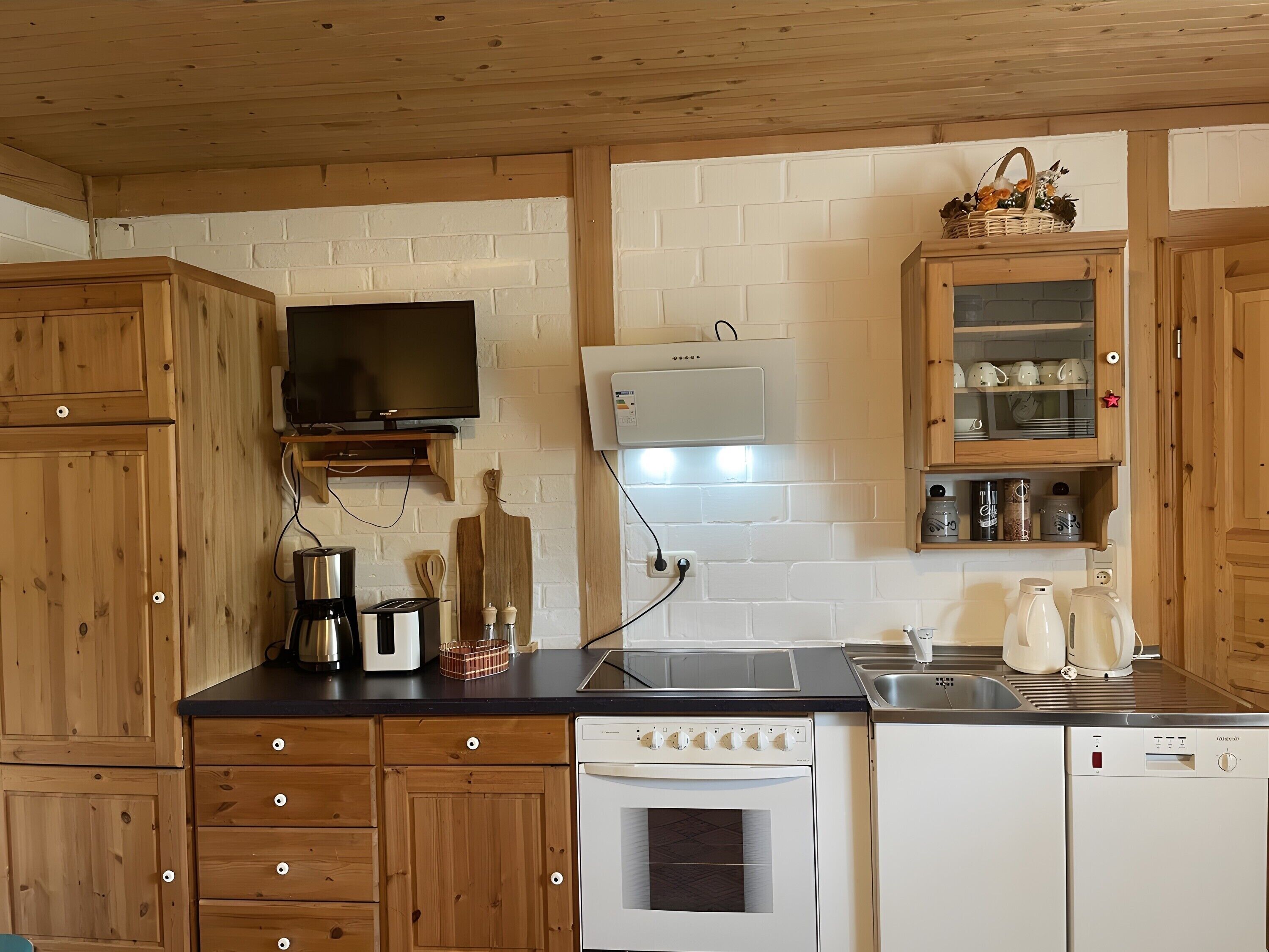 Frigorífico, horno, placa de cocina y lavavajillas