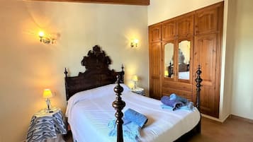 Een strijkplank/strijkijzer, wifi, beddengoed