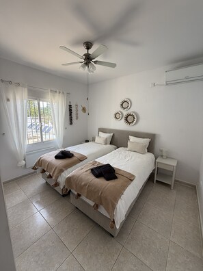 5 bedrooms, in-room safe, iron/ironing board, travel crib - Luxury family villa with private saltwater pool & casita near Alicante (Busot)