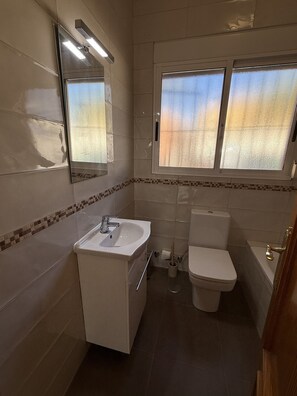 Shower, hair dryer, towels, soap - Luxury family villa with private saltwater pool & casita near Alicante (Busot)