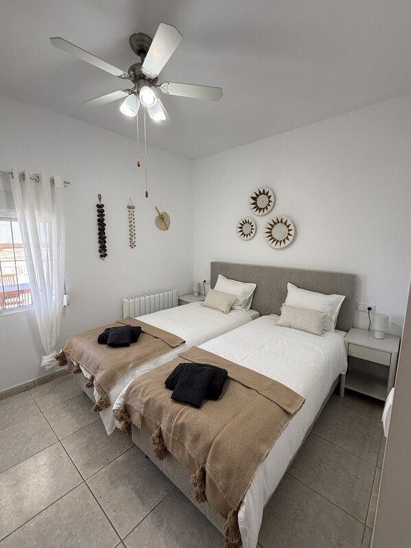 5 makuuhuonetta, tallelokero huoneessa, silitysrauta/-lauta