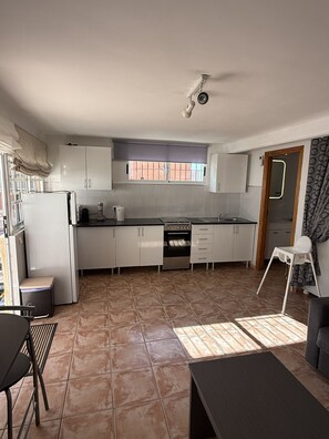 Fridge, microwave, oven, stovetop - Luxury family villa with private saltwater pool & casita near Alicante (Busot)