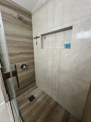 Shower, hair dryer, towels, soap - Private Guest House in Safe Area - Near Downtown Jacksonville + Parking (Jacksonville)