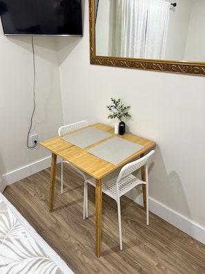 Dining - Private Guest House in Safe Area - Near Downtown Jacksonville + Parking (Jacksonville)