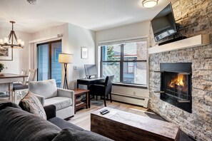 Smart TV, fireplace - NEW! Steps to Mountain & Main St- 1 Bedroom (Breckenridge)