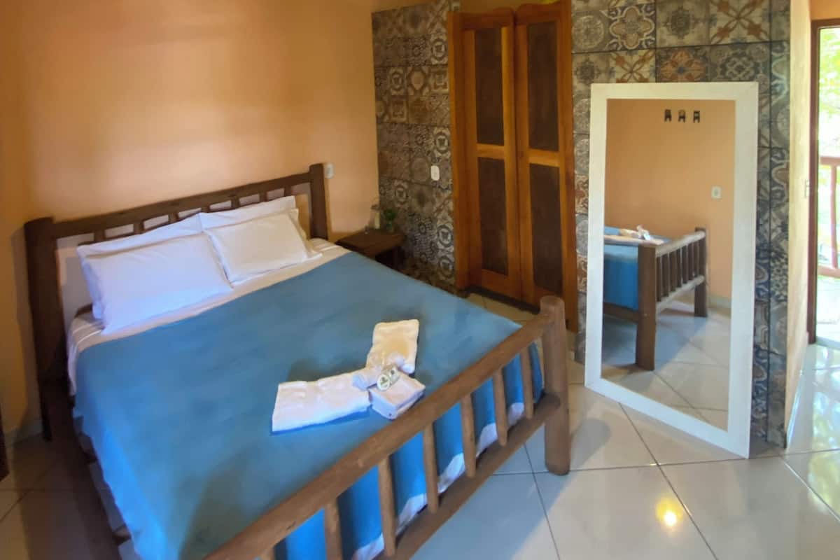 Habitación clásica doble, vistas al jardín | Espacio para trabajar con un portátil y wifi gratis