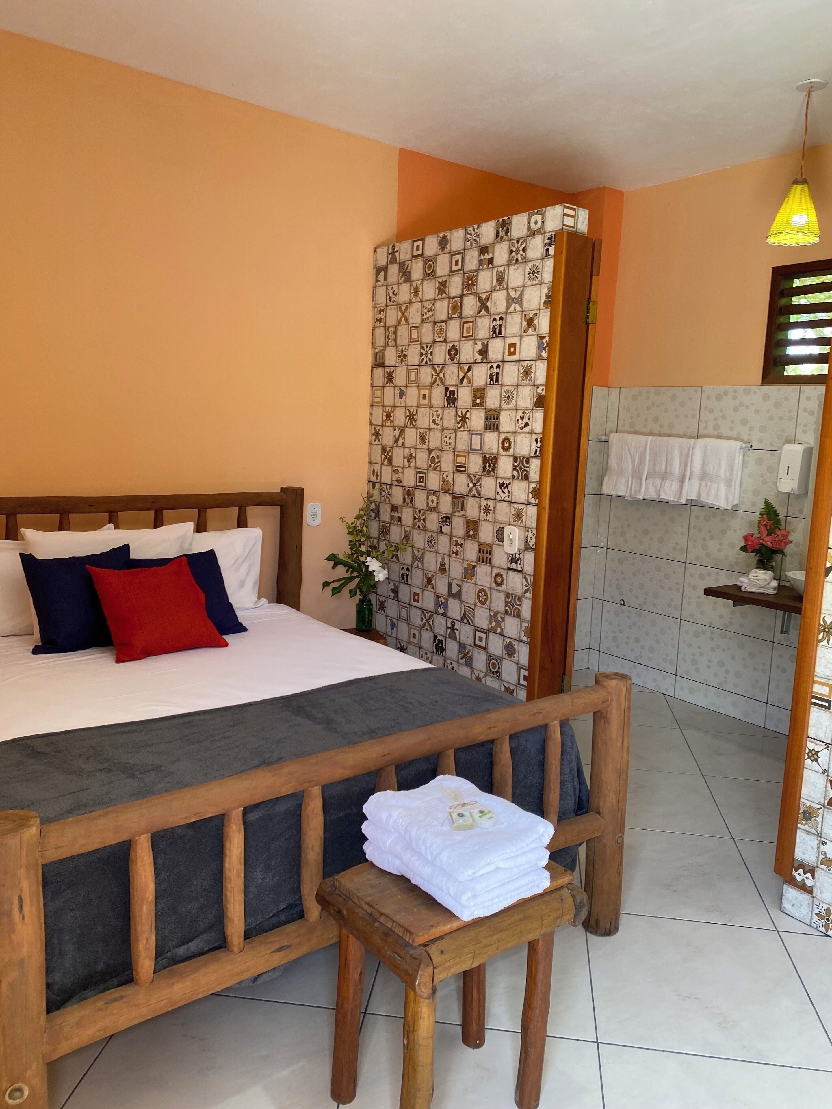 Habitación familiar con 1 cama doble o 2 individuales, vistas al jardín | Espacio para trabajar con un portátil y wifi gratis