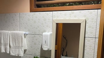 Chambre Double Confort, non-fumeur, vue jardin | Salle de bain
