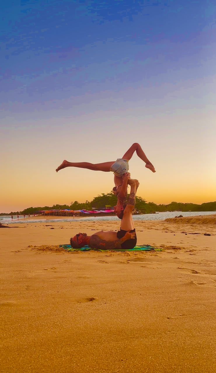 Escena de playa con una persona realizando una acrobacia.