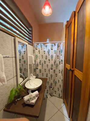 Family Quadruple Room, Garden View | Bathroom | Towels, soap, toilet paper - Caraiva dos Sonhos (Porto Seguro)