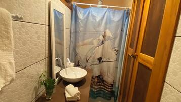 Habitación clásica doble, vistas al jardín | Baño | Toallas, jabón y papel higiénico