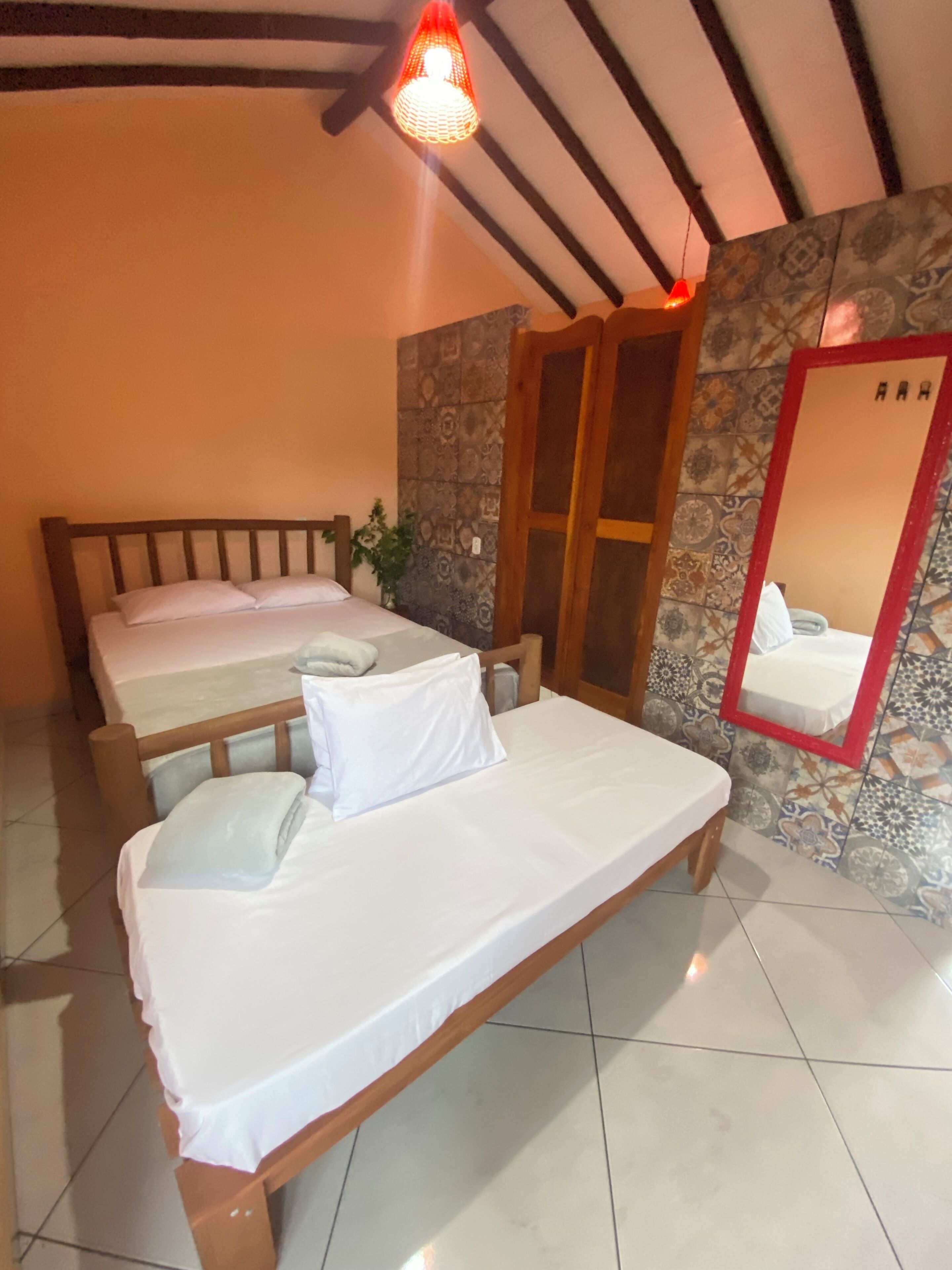 Habitación familiar con 1 cama doble o 2 individuales, vistas al jardín | Espacio para trabajar con un portátil y wifi gratis