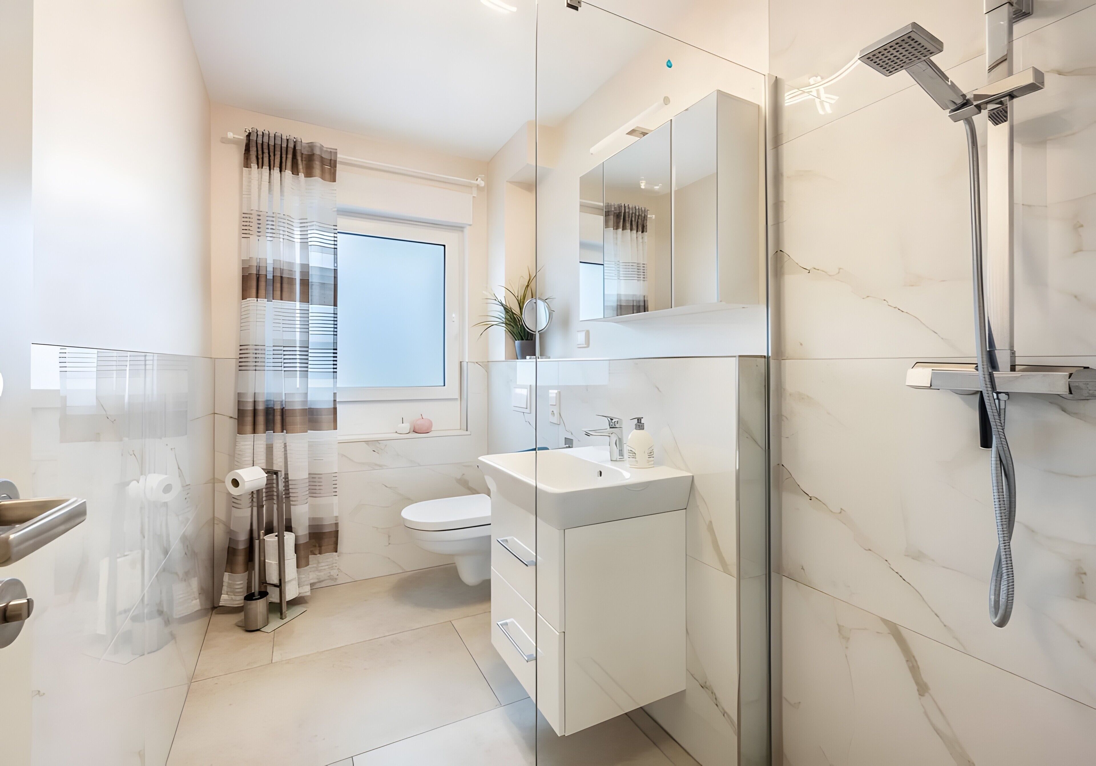Douche, articles de toilette gratuits, sèche-cheveux