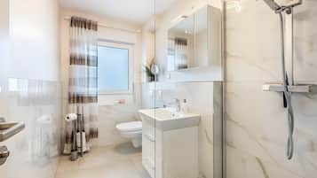 Dusche, kostenlose Toilettenartikel, Haartrockner, Handtücher