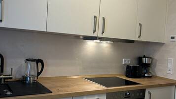 Geladeira, fogão, cooktop, lava-louças