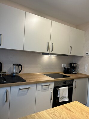 Geladeira, fogão, cooktop, lava-louças