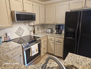 Private kitchen - Charming 3-bedroom house with AC in peaceful Moore. Pets welcome (Moore)