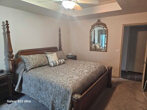 Een strijkplank/strijkijzer, wifi, beddengoed