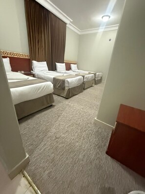 Deluxe Quadruple Room | Minibar, free WiFi, bed sheets - Tara Al Mahbas Hotel (Makkah)