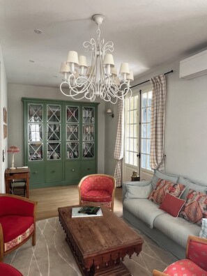 TV, books - Villa arcachonnaise 8 pers • Beach & center on foot - Quiet garden + parking (Arcachon)