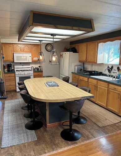 Soothing 3-bedroom farmhouse with AC on 2 acres just outside of Sergeant Bluff