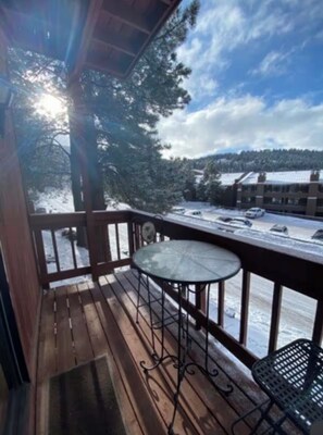 Outdoor dining - Cozy Chalet w/Balcony @ Heart of Angel Fire / Walk to Ski & Bike Lift & Village (Angel Fire)