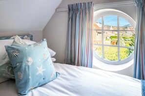 7 bedrooms, iron/ironing board, travel cot, free WiFi - 5 minutes walk to amazing beach. Large family house perfect for celebrations. (Mundesley)