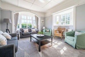 Smart TV, books - 5 minutes walk to amazing beach. Large family house perfect for celebrations. (Mundesley)