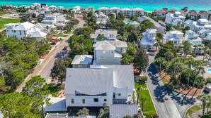 A coastal residential area with houses, roads, and a clear view of the ocean. - Kate's House (GuestHouse) (Walton County)