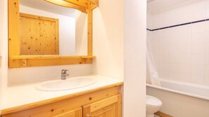 Bathroom - Bright Apartment for 6 - Balcony - Parking - Swimming Pool (Saint-Sorlin-d´Arves)