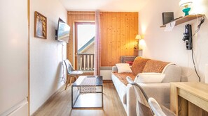 Living area - Bright Apartment for 6 - Balcony - Parking - Swimming Pool (Saint-Sorlin-d´Arves)