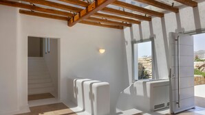 Ein modernes Interieur mit Treppe, Heizkörper und Fenster mit Blick.