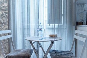 Double Room, Kitchenette, City View | Dining - Celtic Lodge (Viseu)