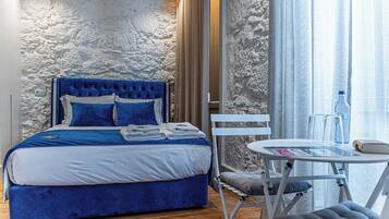 Habitación doble, cocineta, vista a la ciudad | Tabla de planchar con plancha, wifi gratis y ropa de cama