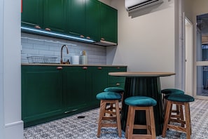 Habitación doble, balcón, vista al jardín | Restaurantes