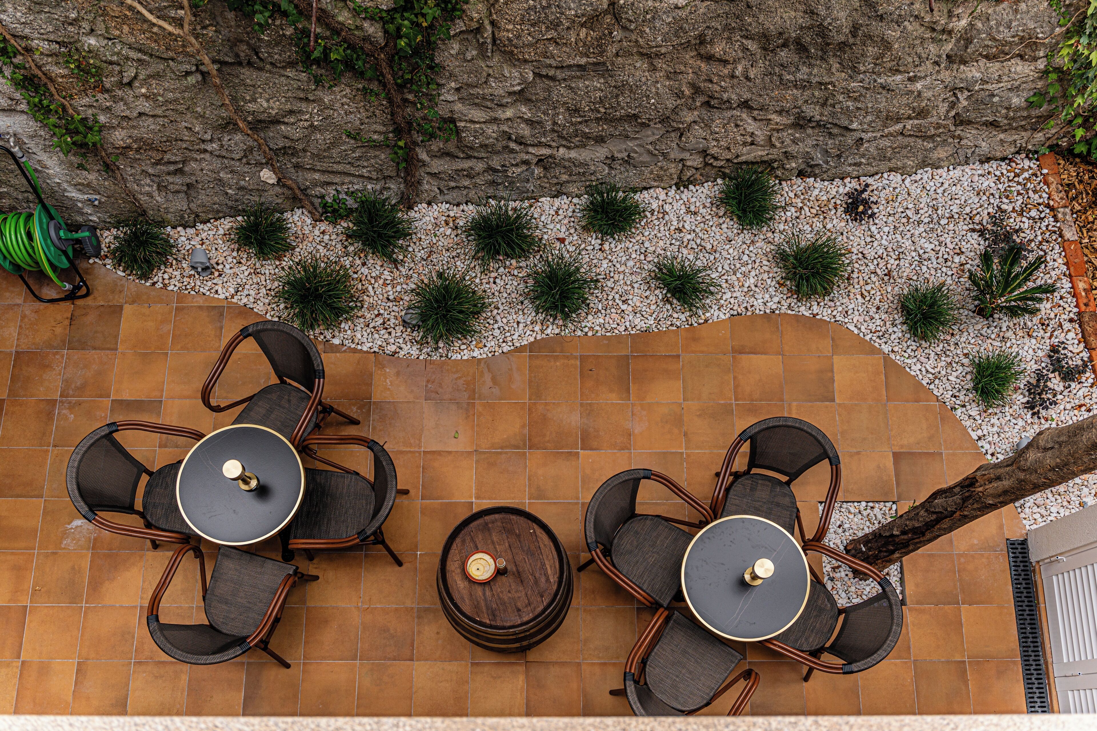 Quarto casal, sacada, vista para o jardim | Opções para refeição ao ar livre