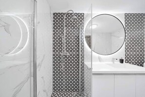 Shower, towels, soap, toilet paper - Modern city center apartment with sunny balcony (Oslo)