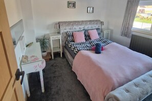 2 chambres, fer et planche à repasser, Wi-Fi gratuit, draps fournis