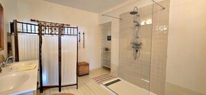 Shower, bidet, soap, toilet paper - MAISON BONHEUR authenticity and breathtaking view Mont Ventoux,  10 pers. max (Visan)