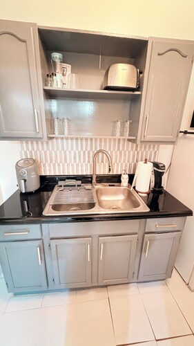 Adorable 1-bedroom apartment with AC in East Rochester