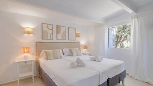 A large bed with white linens, two bedside tables with lamps, and framed artwork on the wall. - Casita - XXL Pool, Nature, Yoga, AC (AG/6) (Manacor)