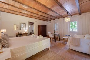 Tabla de planchar con plancha, wifi y ropa de cama 
