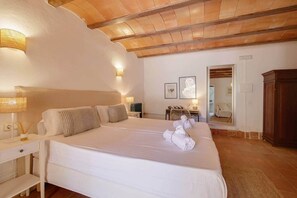 Tabla de planchar con plancha, wifi y ropa de cama 